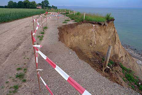 Die Schilder über die teilweise und vorübergehende Sperrung des Wanderweges sind verschwunden. Die Absturzstellen sind mit Flatterbändern markiert. Fotos:<b> Karl Erhard Vögele</b>