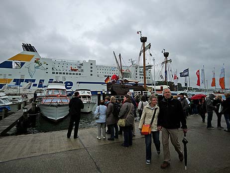 An Bord der »Lisa von Lübeck« eröffneten Lübecks Bürgermeister Bernd Saxe und Landesfinanzminister Rainer Wiegard die Travemünder Woche 2011. Fotos: <b>KARL ERHARD VÖGELE</b>