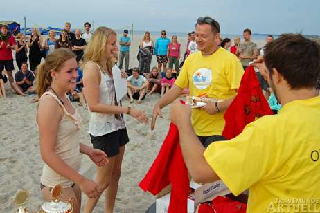 Die Mannschaft »Toasties« des TSV Travemünde bekommt als Letztplatzierter Turnier-T-Shirts geschenkt. Fotos: <b>TG Rangenberg e.V.</b>