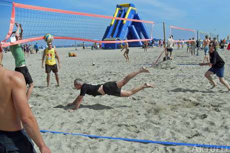Hier fliegt gerade der 1. Vorsitzende über den Sand. Das letzte Mal hat er vor etwa 15 Jahren gebeacht... Fotos: <b>TG Rangenberg e.V.</b>