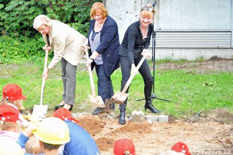 Renate Menken von der Possehlstifung, Spielstuben-Leiterin Bärbel Schütt und Antje Peters-Hirt von der Gemeinnützigen Sparkassenstiftung legten sich für den 1. Spatenstich ordentlich ins Zeug. Foto: <b>TA</b>
