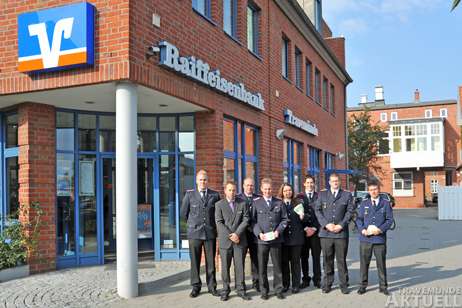 Spendenübergabe bei der Raiffeisenbank: Diesmal gab es etwas für die Freiwilligen Feuerwehren. Foto: <b>TA</b>