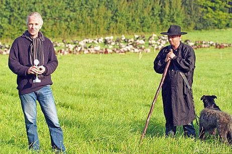Matthias Braun (links) vom Landschaftspflegeverein stellte den Dummersdorfer Ufer Cup für Hütehunde vor. Fotos: <b>KARL ERHARD VÖGELE</b>
