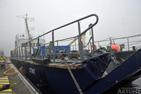 Das Arbeitsschiff »Stint« bleibt erstmal in Neustadt (Holstein) am Kai. Mit dem Kran auf dem ehemaligen Landungsboot wurden die ersten beiden Gefechtsköpfe unter Wasser bewegt, um sie vom Ufer zu entfernen. Alternativ ginge das auch mit luftgefüllten Hebesäcken. Foto: <b>TA</b>