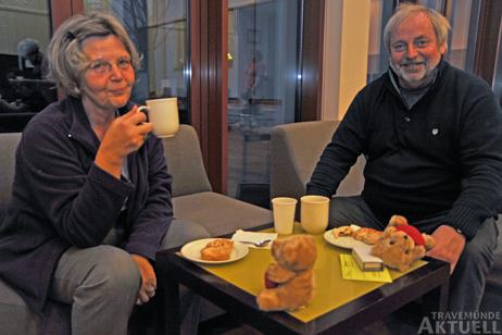 Blut gespendet haben auch Maria Bommert und Rolf Fechner von Radio Travemünde, stärkten sich anschließend bei einem Snack. Radio Travemünde und Travemünde Aktuell hatten intensiv für den Termin geworben. Foto: <b>TA</b>
