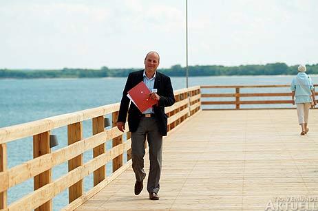 Travemündes Kurdirektor Uwe Kirchhoff, hier auf dem neuen Promenadensteg, berichtet über den Fortschritt beim touristischen Infrastrukturprojekt Strandpromenade. Foto: <b>KARL ERHARD VÖGELE</b>