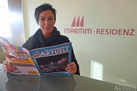 Auch die Pförtner der Maritim-Residenz sind natürlich immer bestens informiert, hier Angelika Heinki mit der Januar-Ausgabe von TA. Foto: <b>KARL ERHARD VÖGELE</b>