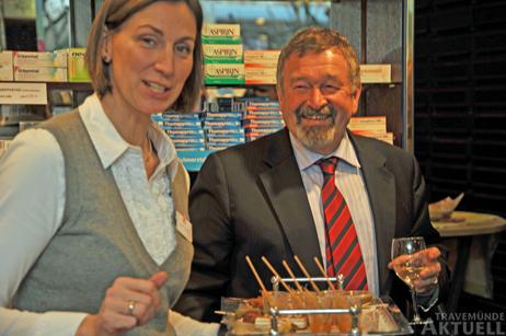 Apotheker Holger Iven hat mit Susanne Hahn eine versierte Fachkraft als neue Filialleiterin gewinnen können. Fotos: <b>TA</b>