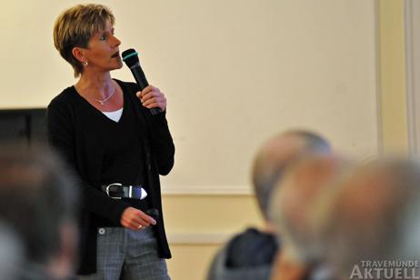 Heike Blankenburg vom Kurbetrieb Travemünde berichtete vom Baufortschritt auf der Strandpromenade. Foto: <b>TA</b>