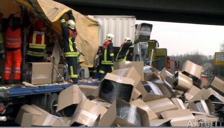 Beide Auflieger wurden aufgeschlitzt, so dass sich die geladene Fracht des schwedischen Sattelzuges (Autoreifen) auf der Bundesstraße verteilte. Fotos: <b>VG</b>