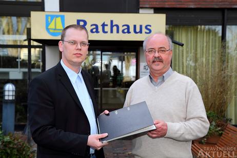 Der parteilose Bürgermeisterkandidat Andre Brettschneider (links) aus Niendorf/Ostsee übergibt seine Wahlunterlagen an Gemeindewahlleiter Bernd Friedrich. Brettschneider hat bis vor einem Jahr in Travemünde gewohnt. Foto: <b>René Kleinschmidt/TiNi24.de</b>