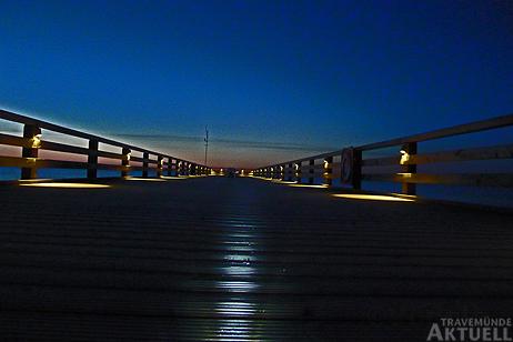 Die ab 1. April neu eingerichtete Mittelfeldbeleuchtung mit LED-Strahler zeigt auf dem neuen Strandsteg genau nach Osten. <b>Fotos: KARL ERHARD VÖGELE</b>