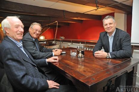 Im Rahmen der TA-Interviewreihe zur bevorstehenden Landtagswahl strand diesmal FDP-Kandidat Jörn Hansen (rechts) Rede und Antwort. Mit dabei Hans Kröger (links) aus Travemünde, Ortsrats-Mitglied der FDP, Stellvertreter im Kurbetriebs-Aussschuss und Beisitzer im Kreisvorstand. Sowie Manfred Kirch (mitte), ebenfalls Travemünder Bürger, Beisitzer im Kreisvorstand der FDP sowie Mitglied im Wirtschaftsausschuss der Hansestadt Lübeck. Foto: <b>TA</b>