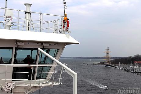 Ungewohnt Sicht auf die Vorderreihe und Travemündung von der Brücke der FINNSUN. Foto:<b> Karl Erhard Vögele</b>