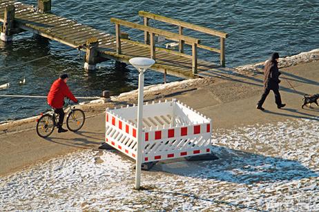 Nur noch wenige Wochen: Travemündes kleinste Dauer-Baustelle auf der Trave-Promenade steht kurz vor der Fertigstellung. Fotos: <b>KARL ERHARD VÖGELE</b>