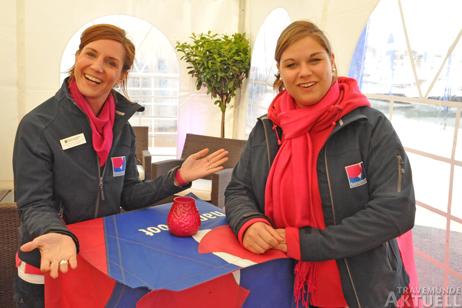 Begrüßen gutgelaunt die Gäste im Pavillon der Hanseboot: Sandra Reinhardt (links), Projektleiterin Hanseboot, und Marie-Sophie Stritzke, Auszubildende bei der Hamburg-Messe. Foto: <b>TA</b>