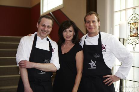 Schauspielerin und Hobbyköchin Iris Berben feierte zusammen mit den beiden Starköchen Christian Scharrer (li) und Sebastian Zier den Erfolg der 2 Sternerestaurants der A-ROSA Gruppe. Foto: <b>A-ROSA</b>