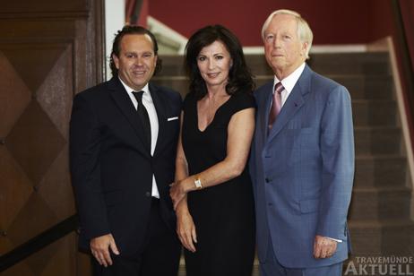 Horst Rahe, Eigentümer der A-ROSA Resorts (re.), feierte zusammen mit Iris Berben und A-rosa Geschäftsführer Frank Nagel den Erfolg der Gourmetrestaurants. Foto: <b>A-ROSA</b>