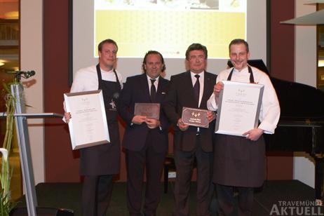 Klaus Sieker, Präsident LArt de Vivre (2. v. rechts), übergibt die Plaketten an A-rosa Geschäftsführer Frank Nagel (2.v.li) sowie die Sterneköche Sebastian Zier (li.) und Christian Scharrer (re.). Foto: <b>A-ROSA</b>