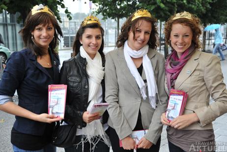 Die Weinprinzessinnen verteilen wie im Vorjahr Flyer für ihre Veranstaltung in Travemünde und geben gern Auskunft. Foto: <b>ARCHIV TA</b>