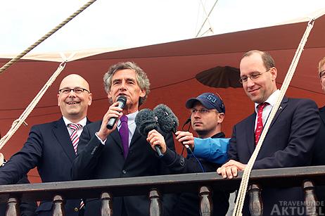Um 18 Uhr hat Lübecks Bürgermeister Bernd Saxe mit dem Signal »Heißt Flagge« die Travemünder Woche in ihrem 123. Jahr offiziell eröffnet. Fotos: <b>KARL ERHARD VÖGELE</b>