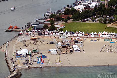 Das Areal mit dem Sailors Beach Club an der Nordermole ist bei den Gästen beliebt. Fotos: <b>KARL ERHARD VÖGELE</b>