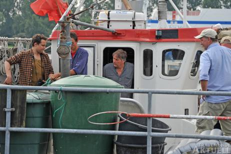 Fischermeister Harry Lüdtke stellte seinen Kutter »Christoph« für die Dreharbeiten zur Verfügung. Fotos: <b>TA</b>