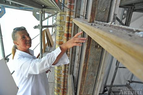 Die 200 Jahre alten Fenster werden erneuert: Pastorin Astrid Baar besichtigte die Baustelle. Fotos: <b>TA</b>