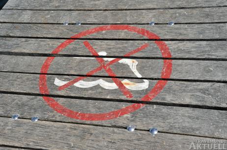 Der Kurbetrieb Travemünde hat sich alle Mühe gegeben, das Verbot deutlich zu machen. Sogar auf den Planken des Steges finden sich Verbots-Symbole. Foto: <b>TA</b>