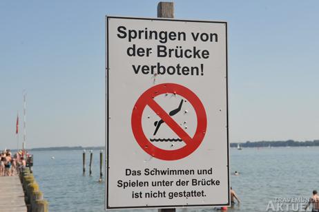Hinweisschilder verbieten deutlich das Springen von der Brücke. Immer wieder kommt es zu Unfällen, manchmal endet auch ein Urlaub im Rollstuhl. Foto: <b>TA</b>