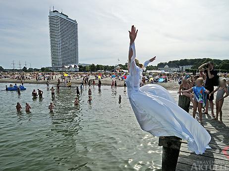 Hunderte Strandgäste konnten sehen, wie die Models von der Brücke sprangen. Was aus Sicherheitsgründen verboten ist. Foto: <b>KARL ERHARD VÖGELE</b>