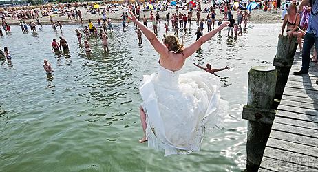 Brückenspringen der Bräute: Die Badegäste sollen darauf hingewiesen worden sein, dass es sich um ein Fotoshooting handelt. Foto: <b>KARL ERHARD VÖGELE</b>