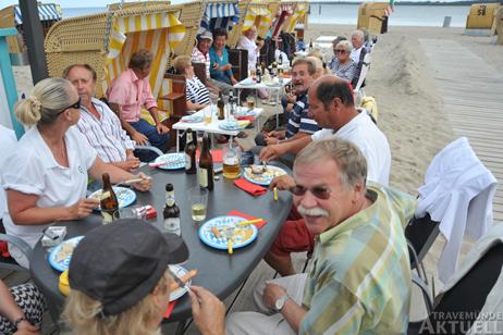 Bei der Strandkorbvermietung Bühring-Pegel wurde am Donnerstag Saisonabschluss mit Stammgästen gefeiert. Fotos: <b>TA</b>