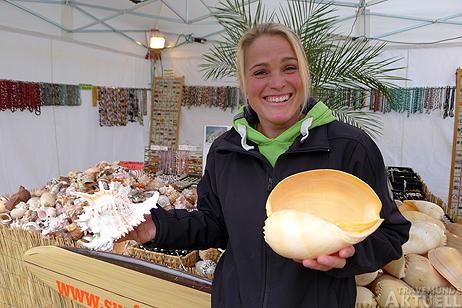 Nicht aus der Ostsee, aber maritim: Sara Kind ist mit ihrem Stand zum ersten Mal auf dem Lichterfest dabei. Fotos: <b>KARL ERHARD VÖGELE</b>
