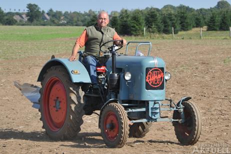 Hans Wulf aus Lübeck-Schönböcken hat mit seinem Oldtimer-Trecker von 1956 das Pokalpflügen 2012 gewonnen. Fotos: <b>TA</b>