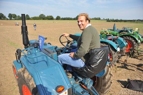 Gastgeber war diesmal Familie Thorn. Nachdem das Feld nun 20 Zentimeter tief gepflügt ist, wird nächste Woche Weizen gesät. Allerdings mit Landwirtschaftsmaschinen des 21. Jahrhunderts. Fotos: <b>TA</b>