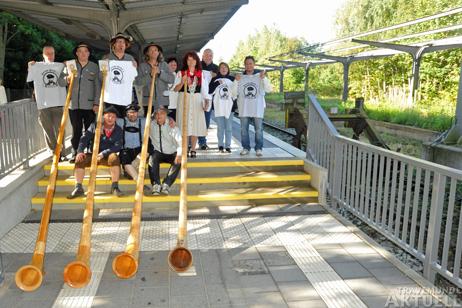 Marco Büttner, Eiko Zöllner-Quanz und Ewald Hagemann von den Fairen Gastronomen (vorn) haben die Krauchenwiesener schon mal mit »Fietsche-Fischer«-T-Shirts ausgestattet. Vielleicht gibt es bald einen Gegenbesuch. Foto: <b>TA</b>