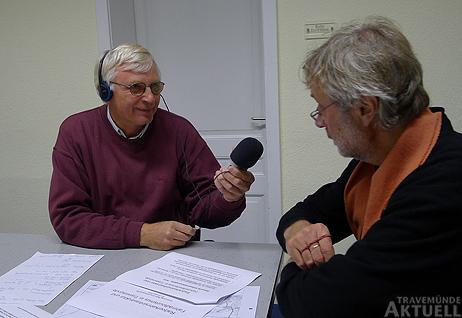 Fritz Toelsner von Radio Travemünde sprach nach der Oktober-Sitzung des Travemünder Ortsrates noch mit dem Lübecker Fahrrad-Beauftragten Hans-Walter Fechtel. Das Interview wird am Dienstag ausgestrahlt. Foto: <b>KARL ERHARD VÖGELE</b>