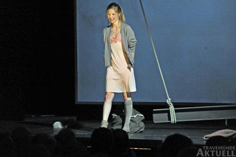 Eigentlich will sie die Stelle als Mannequin: Pheline Roggan als Doris in »Das kunstseidene Mädchen«. Foto: <b>TA</b>