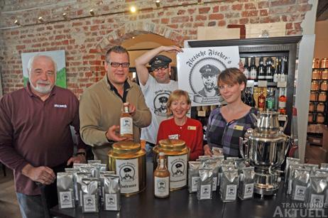 Produktpräsentation im Teekontor: Bernd Hoffmann vom Aussendienst der Landbrauerei Kirschenholz, Gastronom Jan Paulenz vom »Restaurant und Künstlercafé Alte Vogtei«, Eiko Zöllner-Quanz von »Fietsche Fischers Aalpostamt« sowie Elvira Lucas und Julia Groyer vom Teekontor. Foto: <b>TA</b>