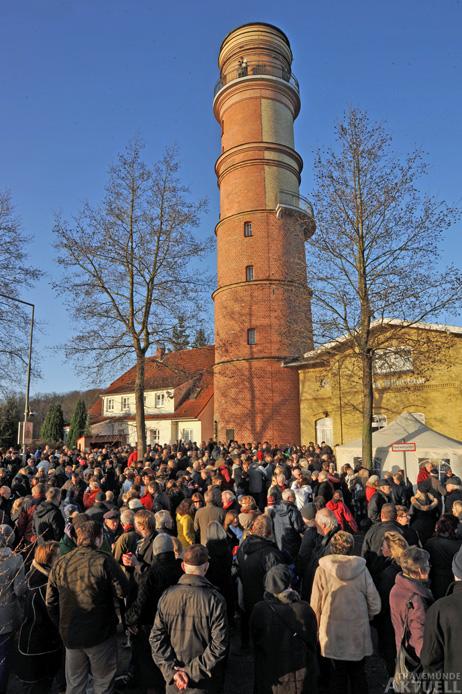 Travemünder Tradition: Mehr als tausend Besucher wünschen sich am 24. Dezember am Alten Leuchtturm ein frohes Fest. Foto: <b>ARCHIV TA</b>