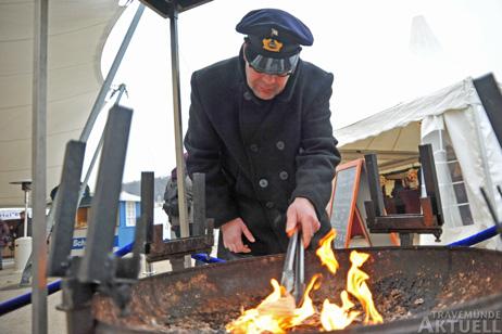 Auch bei Eiko Zöllner-Quantz war Wärme gefragt: Er entfachte das Feuer für den leckeren Flammlachs. Foto: <b>TA</b>