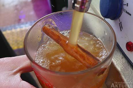 In Travemünde frisch zubereiteteter Apfelpunsch ist Basis des Cocktails »ZimtZauber« im Travemünder Neujahrsgarten. Fotos: <b>KARL ERHARD VÖGELE</b>