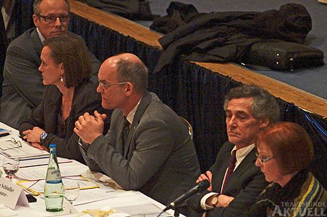 Konnten nicht überzeugen: Wirtschaftssenator Sven Schindler (Mitte) und Bürgermeister Bernd Saxe (rechts). Fotos: <b>KARL ERHARD VÖGELE</b>