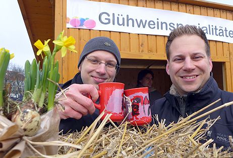 Mit Feuerzangenbowle aufs Osterfest angestoßen: Patrick (links) und Dennis Gehl von FarceCrew Events. Fotos: <b>KARL ERHARD VÖGELE</b>