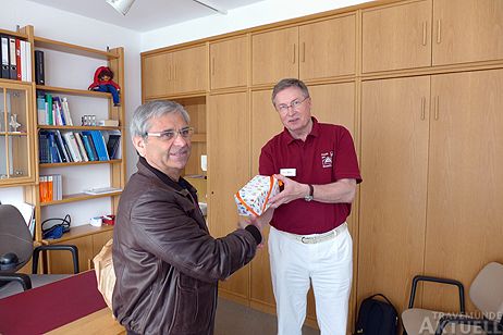 Seit 27 Jahren Patient: Handwerksmeister Claus-W. Stasch bedankte sich bei Dr. Ulrich Driller mit einem kleinen Präsent. »Werkzeug«, sagte er. Fotos: <b>KARL ERHARD VÖGELE</b>