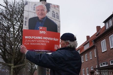 Die Plakate von Wolfgang Hovestädt (SPD) hängen in Travemünde bereits. Foto: <b>TA</b>