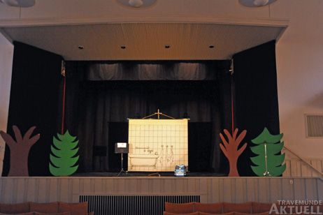 In der Aula finden auch Schul-Aufführungen statt, hier das Bühnenbild zu einem berühmten Sketch (Foto vom Januar 2013). Foto: <b>ARCHIV TA</b>