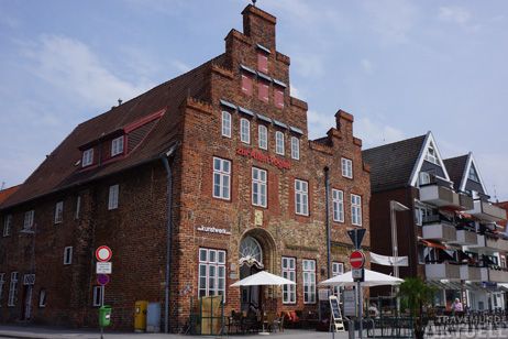 Viele Jahrhunderte Travemünder Geschichte hat sie miterlebt: Die »Alte Vogtei« in der Vorderreihe. Foto: <b>TA</b>