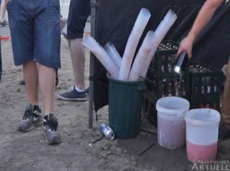 Man muss kein Veranstaltungs-Profi sein um zu erkennen, dass da etwas nicht stimmt: Ein Cocktail-Shaker wird kurz in den Eimer getunkt, der auf der bloßen Erde steht. Das Wasser darin hat sich schon dunkel gefärbt. Einmal kurz ausschütteln, dann wird das nächste Getränk darin angemischt. Das alles an einem sehr heißen Wochenende... Foto: <b>ARCHIV TA</b>